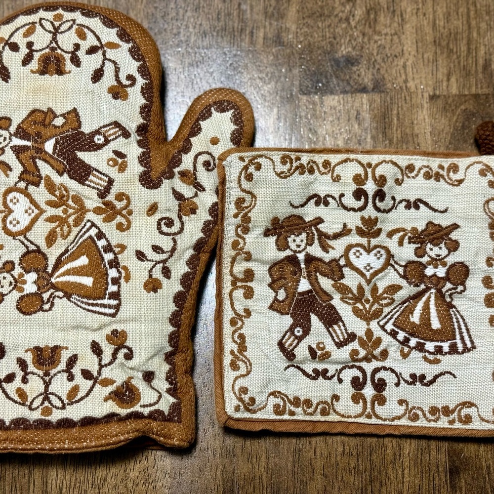 Vintage Style Oven Mitt and Pot Holder Set